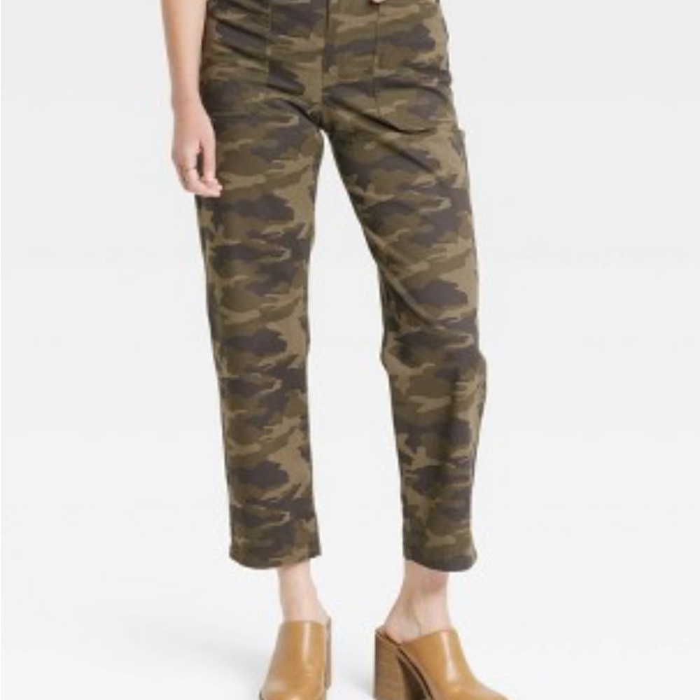 Universal Thread Women’s high-rise, Barrel legs pants size 6